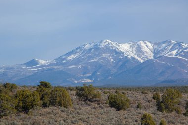Kışın kar yağan dağ