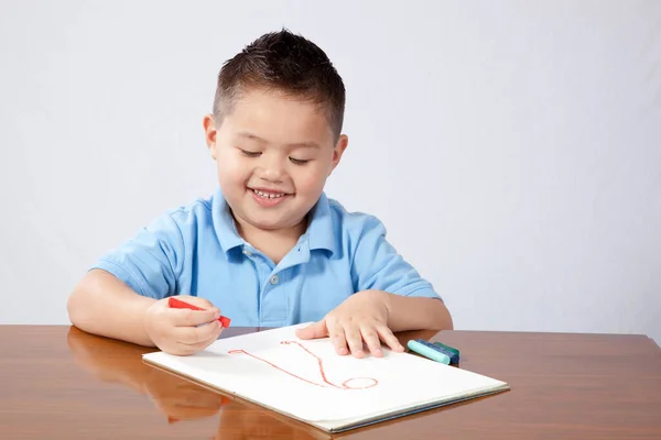 Счастливый Мальчик Рисует Бумаге — стоковое фото