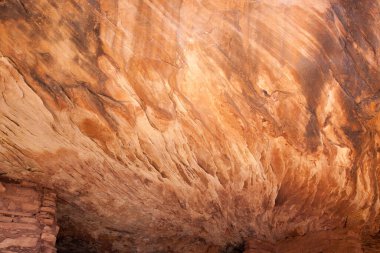 Yanan bir ev hayalinin kalıntıları.