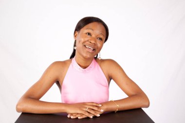 Güzel siyah bir kadın ve mutlu bir gülümseme.