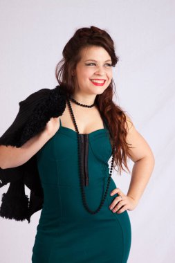 Siyah ceketli, yeşil elbiseli mutlu kadın.