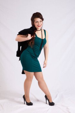 Siyah ceketli, yeşil elbiseli mutlu kadın.