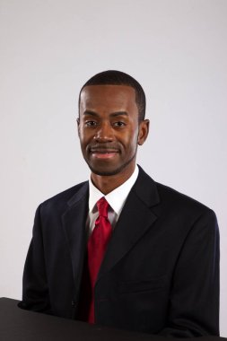 Takım elbiseli ve kravatlı mutlu siyah iş adamı