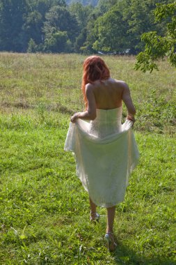 Gelinlik giymiş güzel kızıl saçlı.