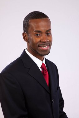 Gülümseyen siyah bir iş adamı.