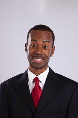 Gülümseyen siyah bir iş adamı.