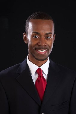 Hoş bir gülümsemesi olan yakışıklı siyah iş adamı.