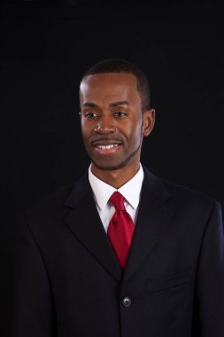 Hoş bir gülümsemesi olan yakışıklı siyah iş adamı.