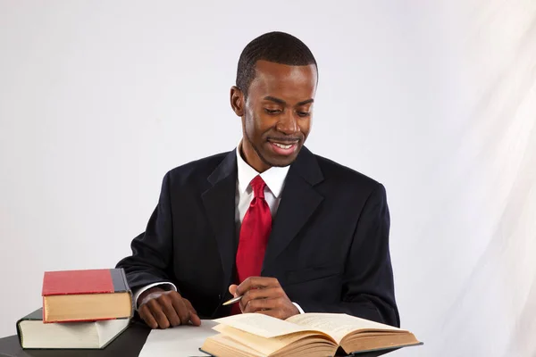 Empresário Negro Com Livros Anotações — Fotografia de Stock