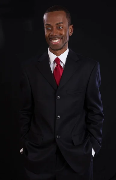 スーツとネクタイを着た幸せな黒人ビジネスマン — ストック写真