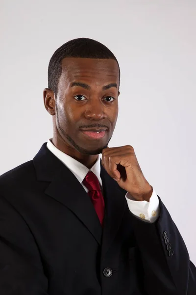 Schwarzer Geschäftsmann Mit Einem Angenehmen Lächeln — Stockfoto