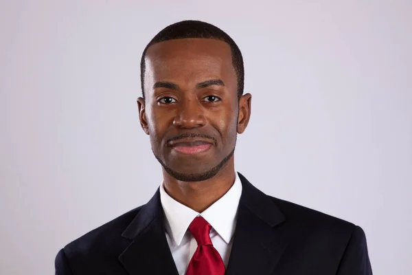 Gülümseyen siyah bir iş adamı.