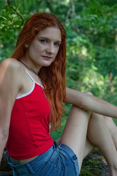 Pretty Redhead Woman Sitting Outdoors Smile — Foto de Stock