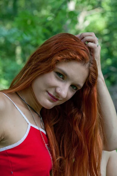 Pretty Redhead Woman Sitting Outdoors Smile — Foto de Stock