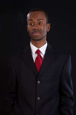 Yakışıklı siyah adam düşünceli görünüyor.