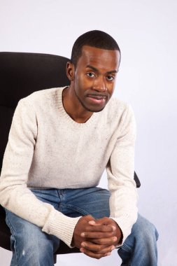 Yakışıklı siyah adam düşünceli görünüyor.