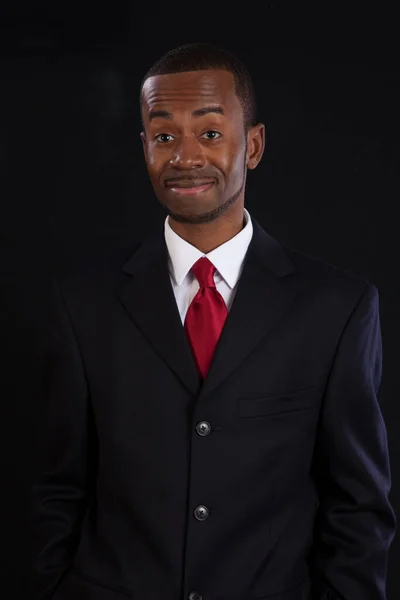 スーツ姿で笑顔で幸せな黒人ビジネスマン — ストック写真
