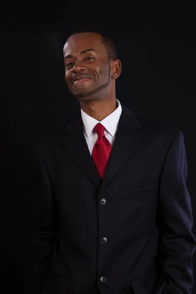 スーツ姿で笑顔で幸せな黒人ビジネスマン — ストック写真
