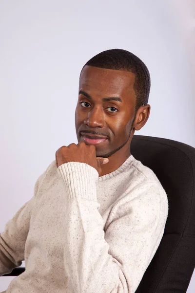 Hombre Negro Guapo Con Una Sonrisa — Foto de Stock