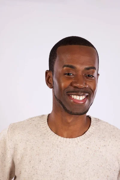 Hombre Negro Guapo Con Una Sonrisa — Foto de Stock