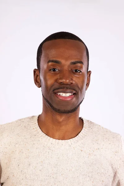 Hombre Negro Guapo Con Una Sonrisa — Foto de Stock