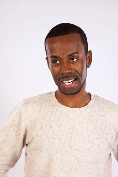 Hombre Negro Guapo Con Una Sonrisa — Foto de Stock