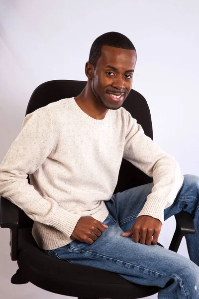 Hombre Negro Guapo Sentado Con Una Sonrisa —  Fotos de Stock