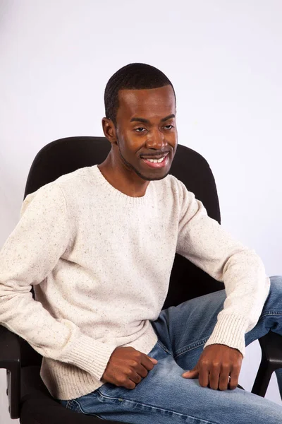 Hombre Negro Guapo Sentado Con Una Sonrisa —  Fotos de Stock