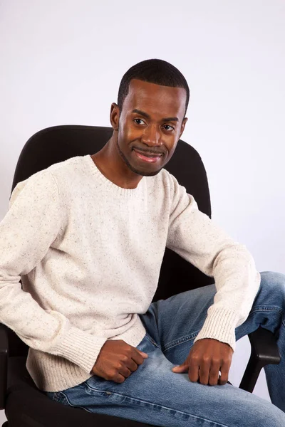Hombre Negro Guapo Sentado Con Una Sonrisa — Foto de Stock