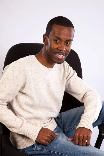 Hombre Negro Guapo Sentado Con Una Sonrisa —  Fotos de Stock