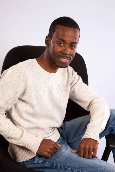 Hombre Negro Guapo Sentado Con Una Sonrisa — Foto de Stock