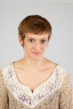 Gülümseyen güzel bir kadın