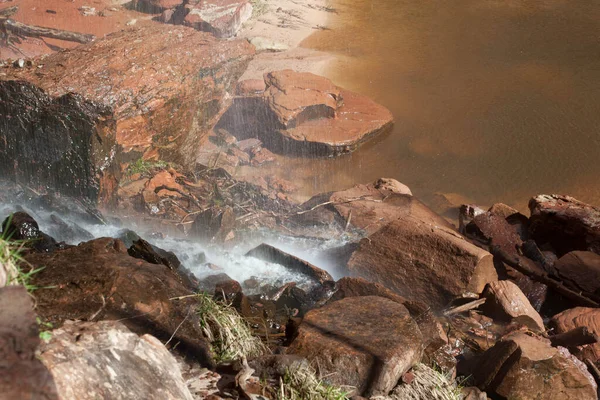 Wasserfall Stürzt Auf Felsen — Stockfoto