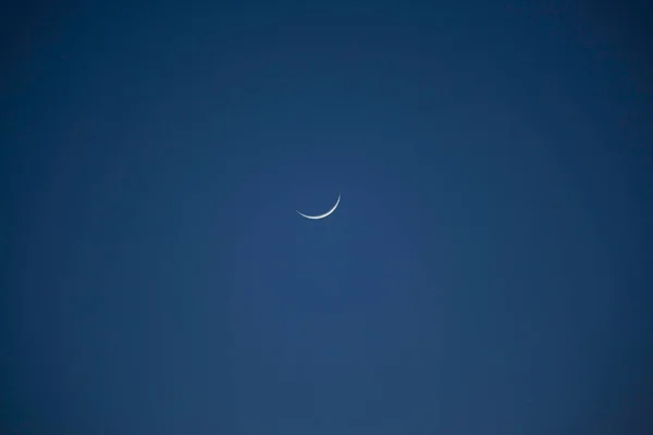 Crescent Maan Aan Een Blauwe Lucht — Stockfoto