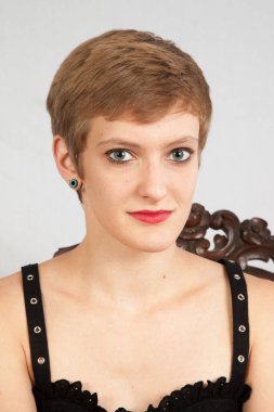 Güzel kadın düşünceli görünüyor.