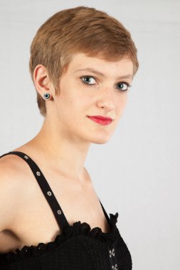 Güzel kadın düşünceli görünüyor.