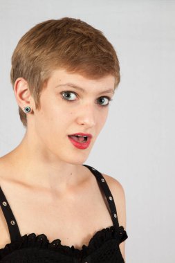 Güzel kadın düşünceli görünüyor.