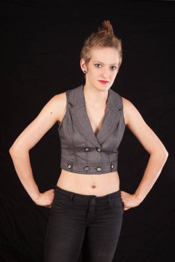 Güzel kadın düşünceli görünüyor.