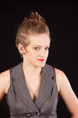 Hoş bir gülümsemesi olan güzel bir kadın.