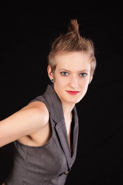 Hoş bir gülümsemesi olan güzel bir kadın.