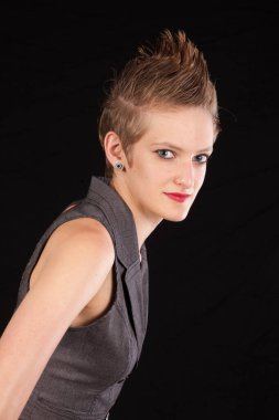 kısa saçlı düşünceli kadın