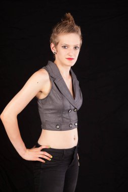 kısa saçlı düşünceli kadın