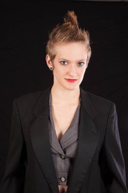 Hoş bir gülümsemesi olan güzel bir kadın.