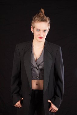 Hoş bir gülümsemesi olan güzel bir kadın.