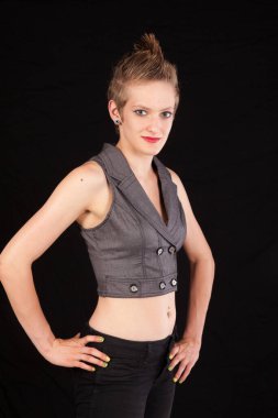 Hoş bir gülümsemesi olan güzel bir kadın.