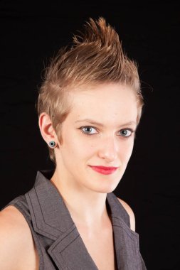 Hoş bir gülümsemesi olan güzel bir kadın.