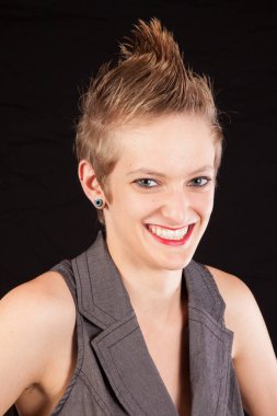 Hoş bir gülümsemesi olan güzel bir kadın.