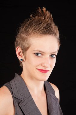 Hoş bir gülümsemesi olan güzel bir kadın.