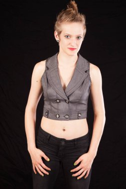 kısa saçlı düşünceli kadın