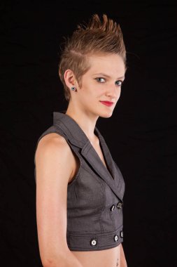 Hoş bir gülümsemesi olan güzel bir kadın.